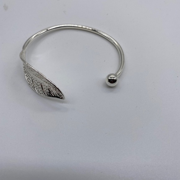 Elegant Women’s Leaves Silver Open Cuff Bracelet Bangle for Women - Picture 2 of 4